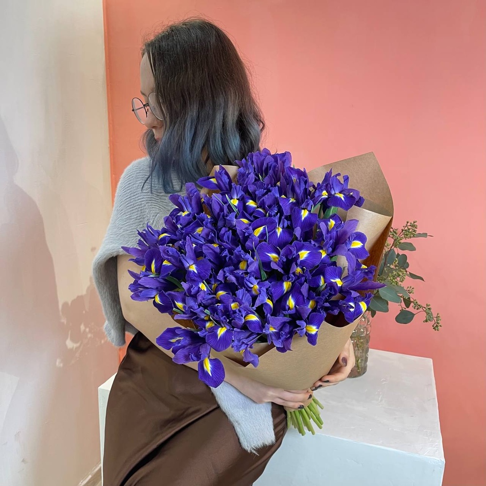 Блю Кюрасао: букет из 35 синих ирисов + аквабокс и коробка-переноска