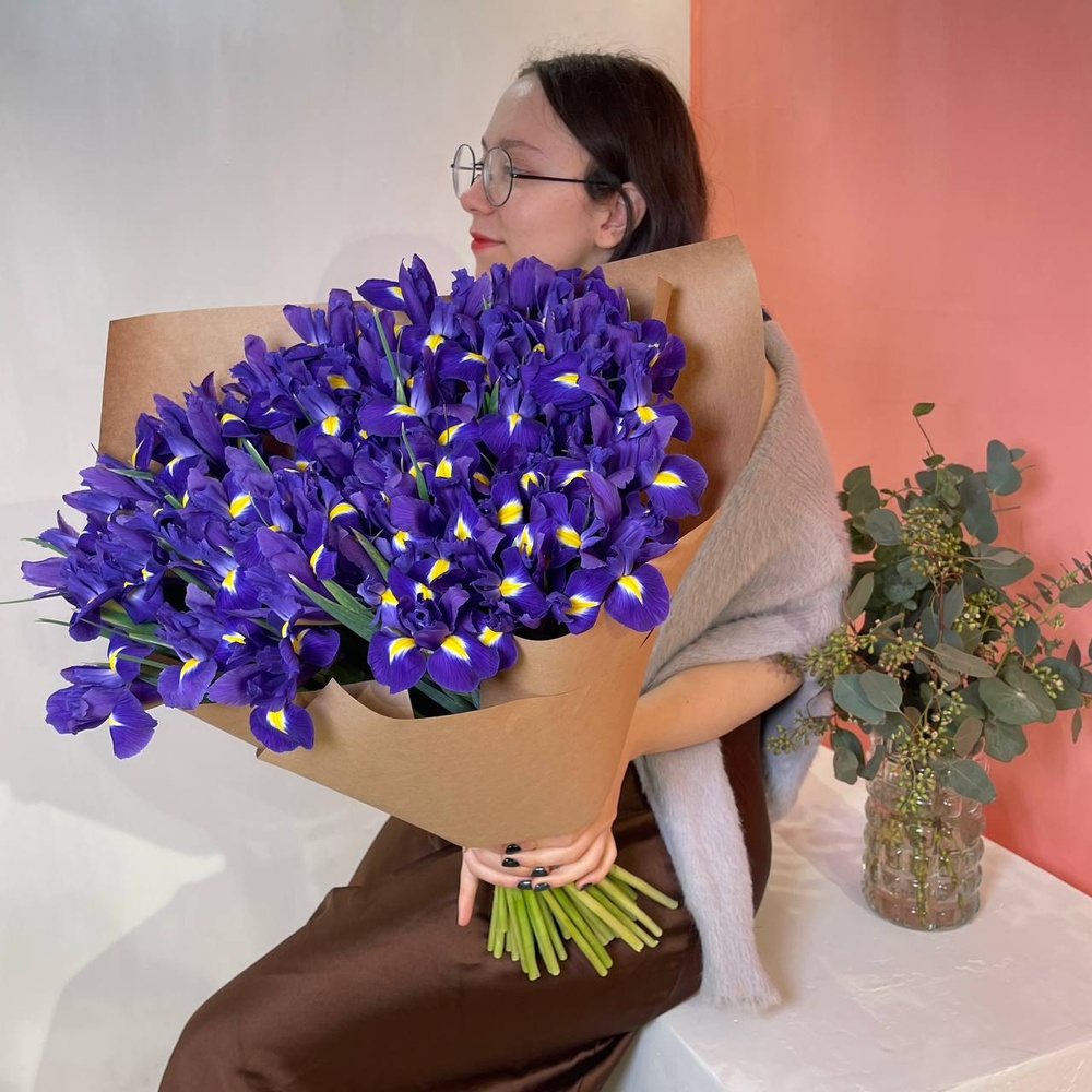 Блю Кюрасао: букет из 45 синих ирисов в Санкт-Петербурге