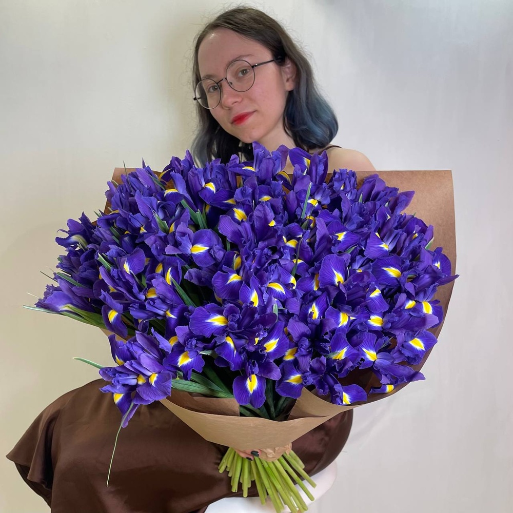 Блю Кюрасао: букет из 55 синих ирисов + аквабокс и коробка-переноска