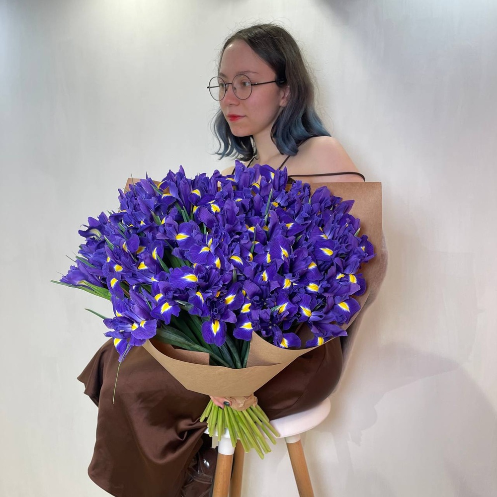 Блю Кюрасао: букет из 55 синих ирисов + аквабокс и коробка-переноска