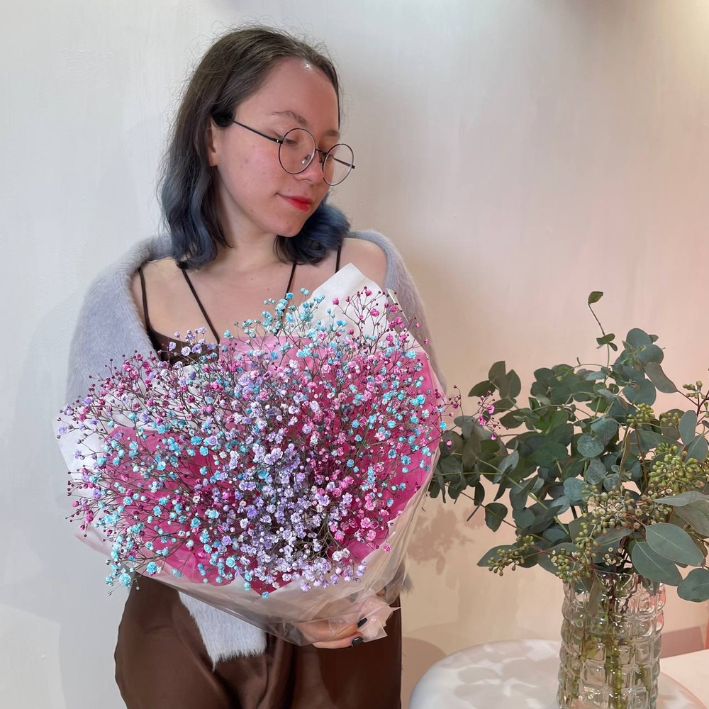 Кис-кис: букет из разноцветной гипсофилы