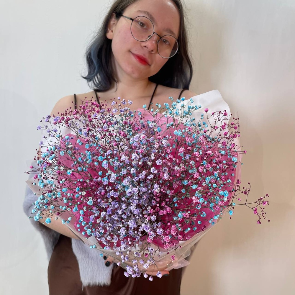 Кис-кис: букет из разноцветной гипсофилы