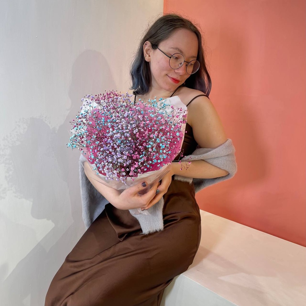 Кис-кис: букет из разноцветной гипсофилы