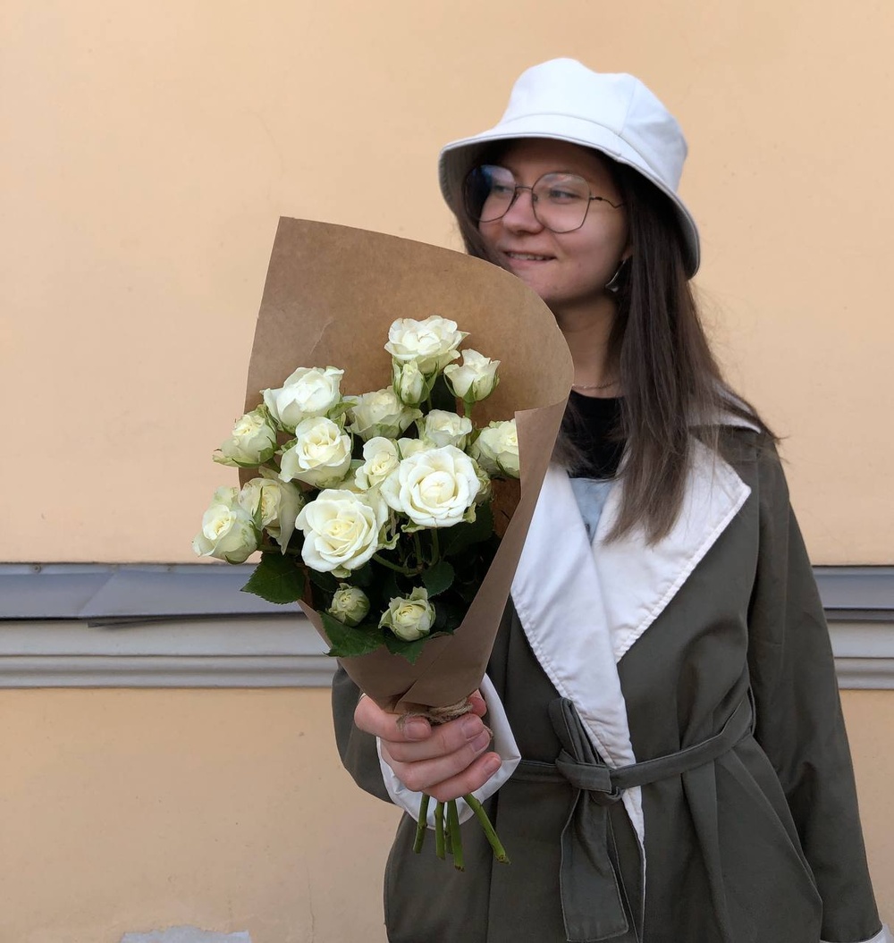 Зайка моя: белые кустовые розы с оформлением с доставкой по Санкт-Петербургу и Лен обл
