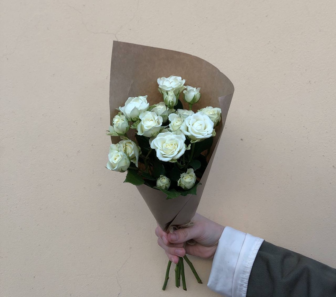 Зайка моя: белые кустовые розы с оформлением