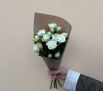 Зайка моя: белые кустовые розы с оформлением с доставкой по Санкт-Петербургу и Лен обл - Фотография 3