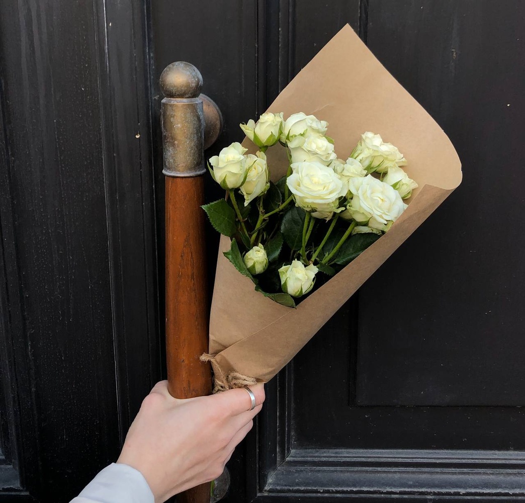 Зайка моя: белые кустовые розы с оформлением