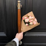 Зайка моя: бело - розовые кустовые розы с оформлением - Фотография 4