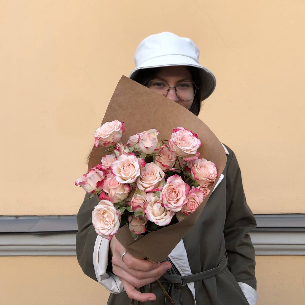 Зайка моя: бело - розовые кустовые розы с оформлением