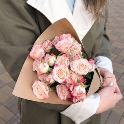 Букет Зайка моя: бело-розовые кустовые розы с оформлением