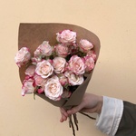 Зайка моя: бело - розовые кустовые розы с оформлением - Фотография 3