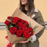 Пылающая Лолита: 19 алых роз с эвкалиптом - Фотография 1