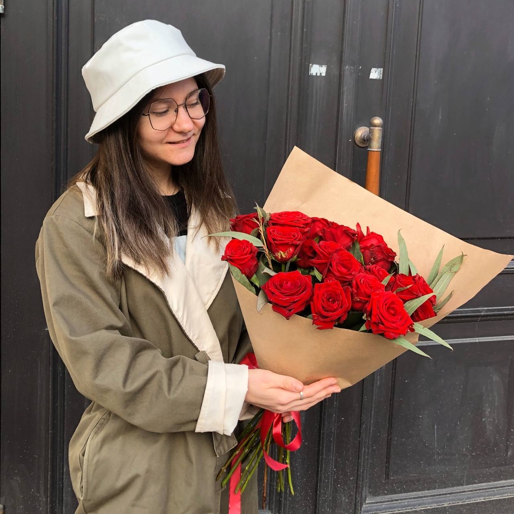 Пылающая Лолита: 19 алых роз с эвкалиптом