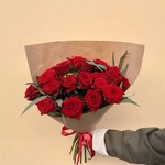 Пылающая Лолита: 19 алых роз с эвкалиптом - Фотография 3