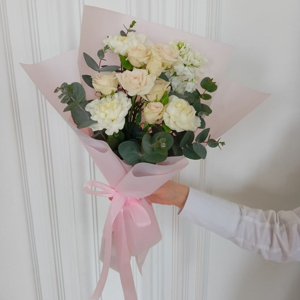 Любовь ручной работы: кустовая роза, кружевная гвоздика и эвкалипт