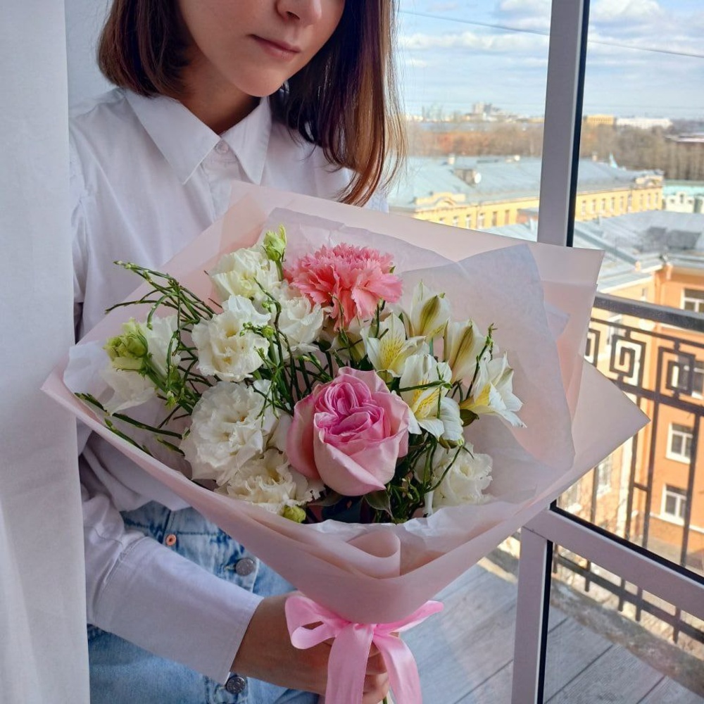 На первое свидание: пионовидная роза Pink О`Hara и альстромерия