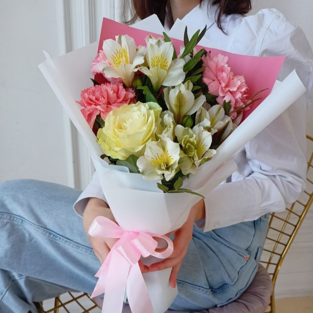Ты моё солнышко: букет из розовых гвоздик, альстромерий и белой розы