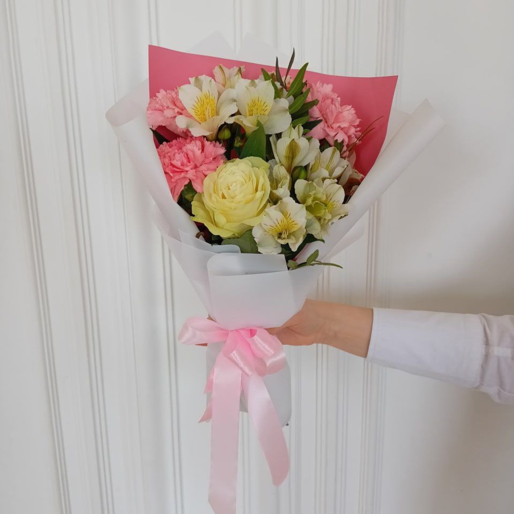 Ты моё солнышко: букет из розовых гвоздик, альстромерий и белой розы