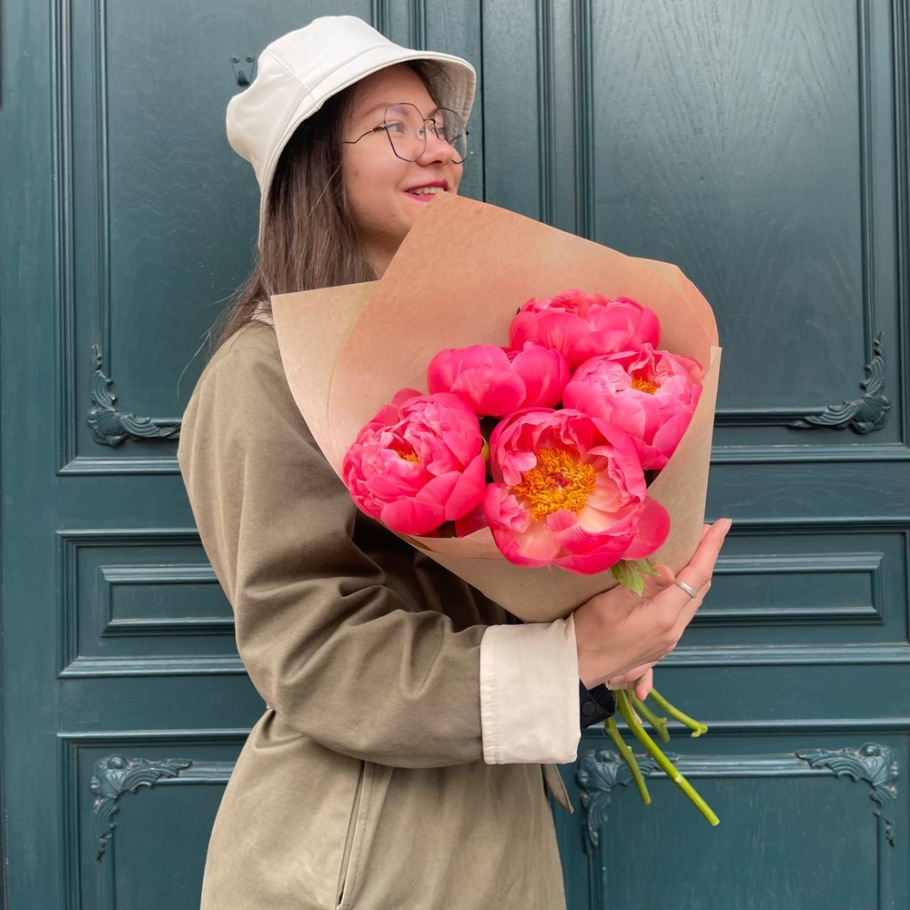 Букет из коралловых пионов в Санкт-Петербурге