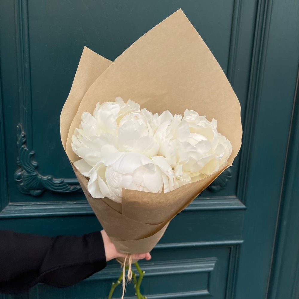 Всё начинается с любви: 3 белых пиона в крафте