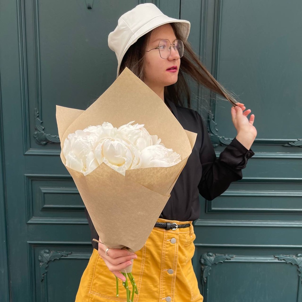 Всё начинается с любви: 5 белых пионов в крафте