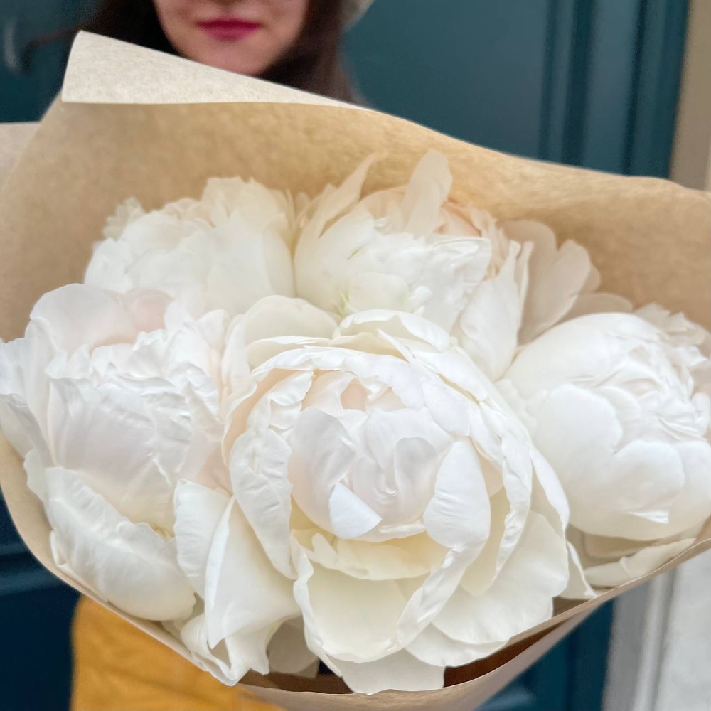 Всё начинается с любви: 5 белых пионов в крафте