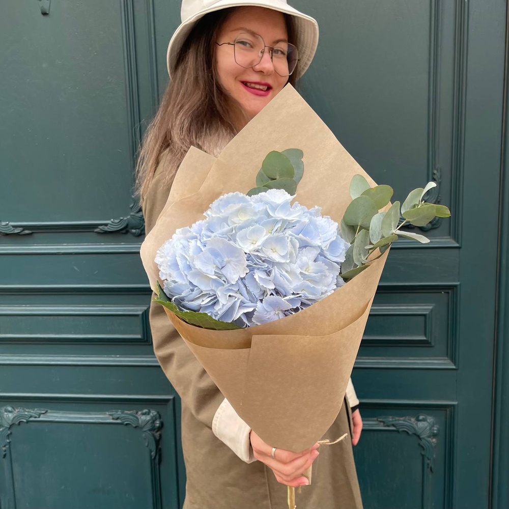 Глаза в глаза: голубая гортензия и ароматный эвкалипт