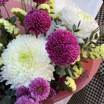 Букет Шалости садовода. Сортовые хризантемы и другие цветы с доставкой в Санкт-Петербурге - Фотография 3