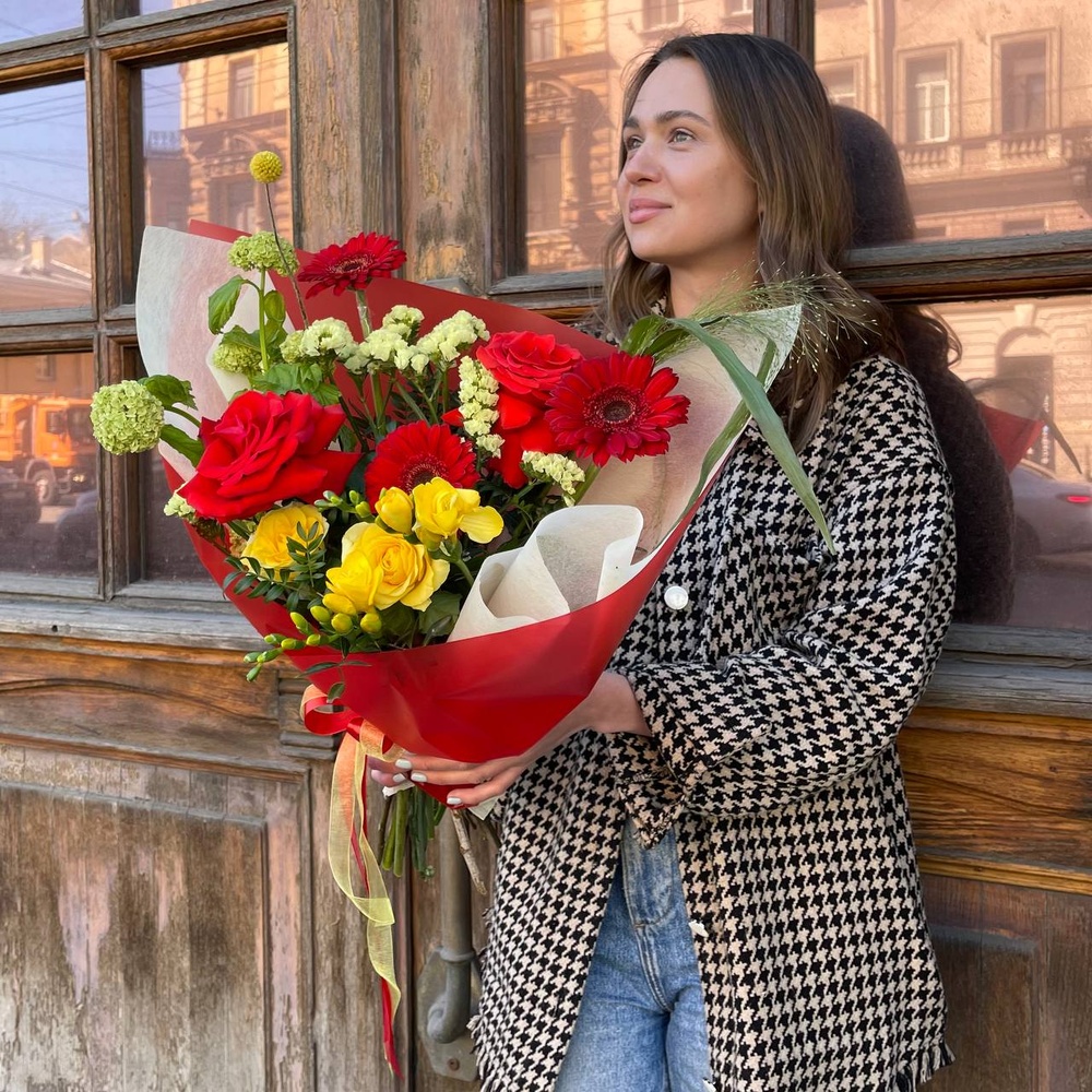 Сальса: герберы, розы, фрезия и другие цветы