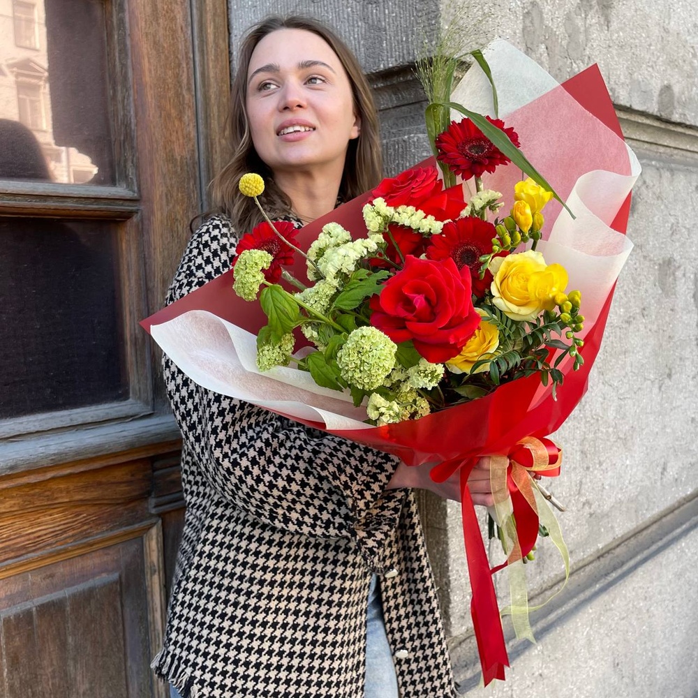 Сальса: герберы, розы, фрезия и другие цветы