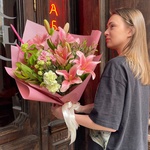 «Окно в сад»: лилия, цветущие ветки и другие цветы в Санкт-Петербурге - Фотография 1