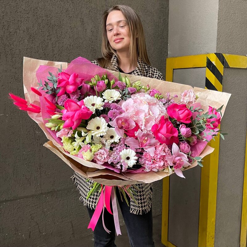 Авторский букет с гортензией, герберами и другими цветами «Комната цветных пелерин»
