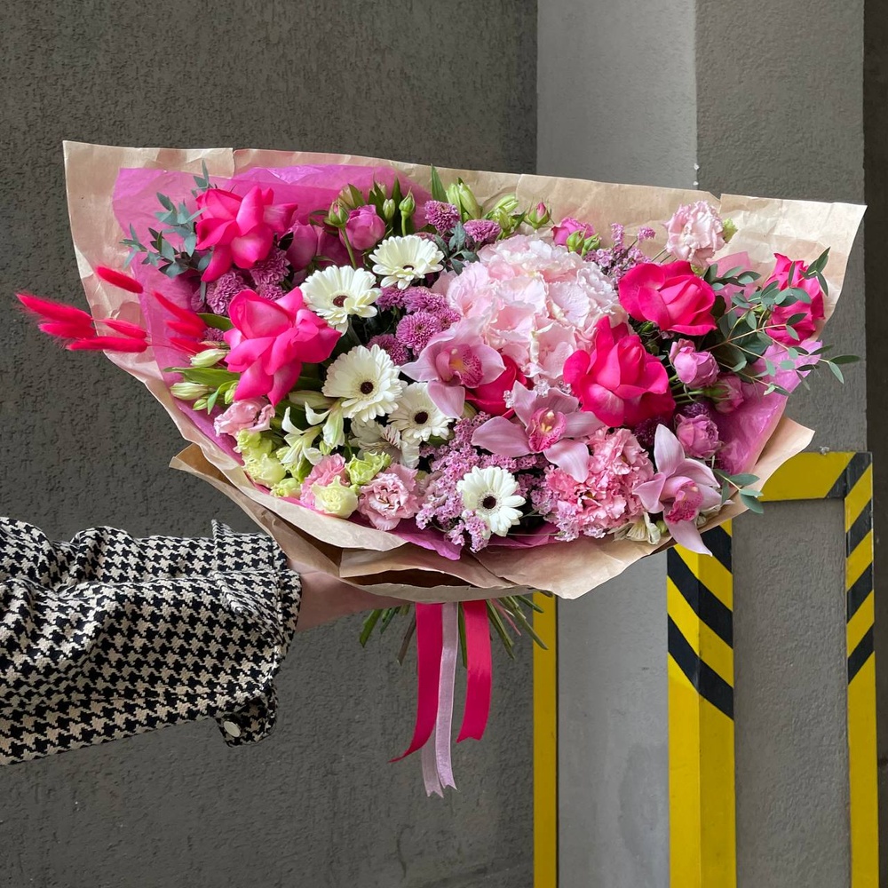 «Комната цветных пелерин: гортензия, орхидеи, герберы и другие цветы»