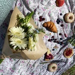 Сахарная пудра: белые герберы, кустовая роза и твидия с доставкой по Санкт-Петербургу и Лен обл - Фотография 1