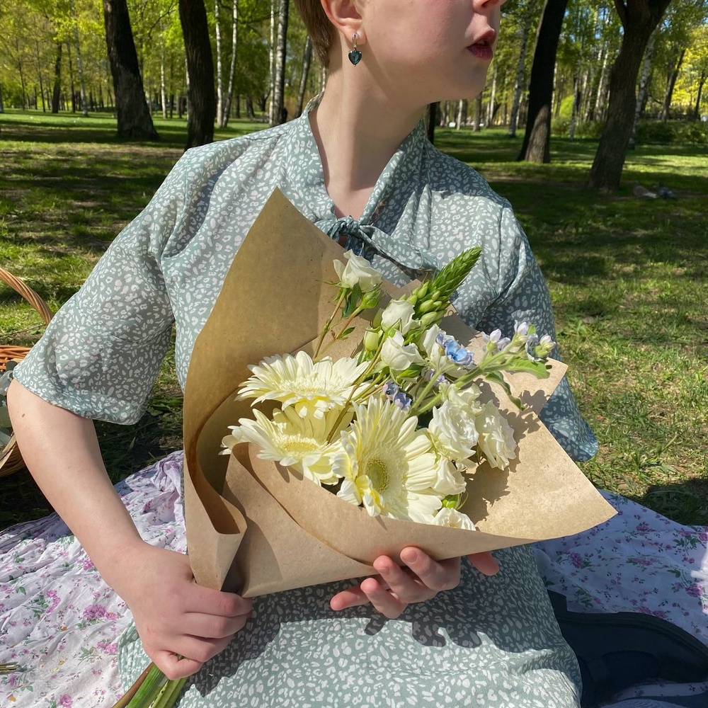 Сахарная пудра: белые герберы, кустовая роза и твидия