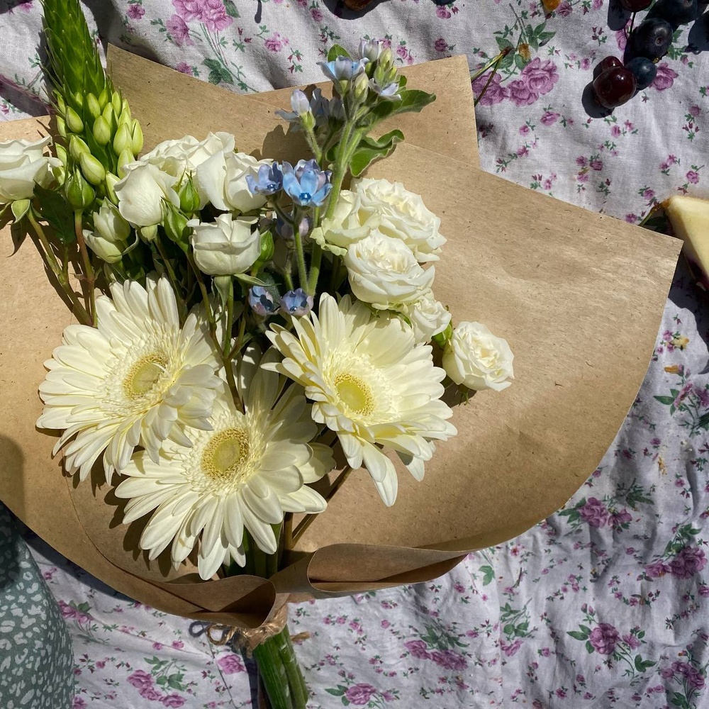 Сахарная пудра: белые герберы, кустовая роза и твидия