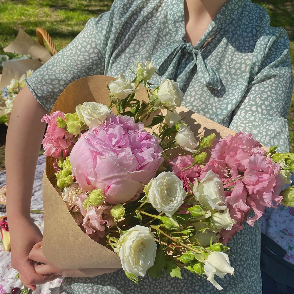 Клубничное мороженое: пышный пион, кружевная эустома и кустовая роза