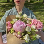 Клубничное мороженое: пышный пион, кружевная эустома и кустовая роза - Фотография 1