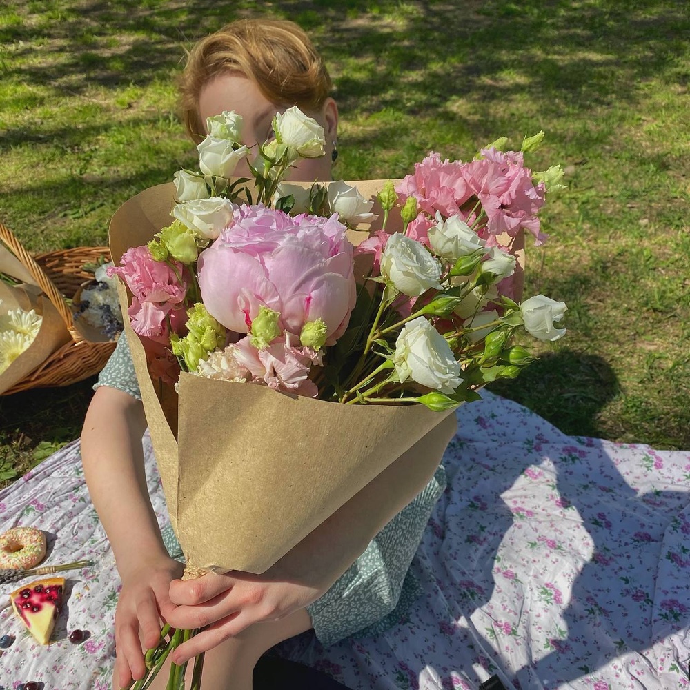 Клубничное мороженое: пышный пион, кружевная эустома и кустовая роза
