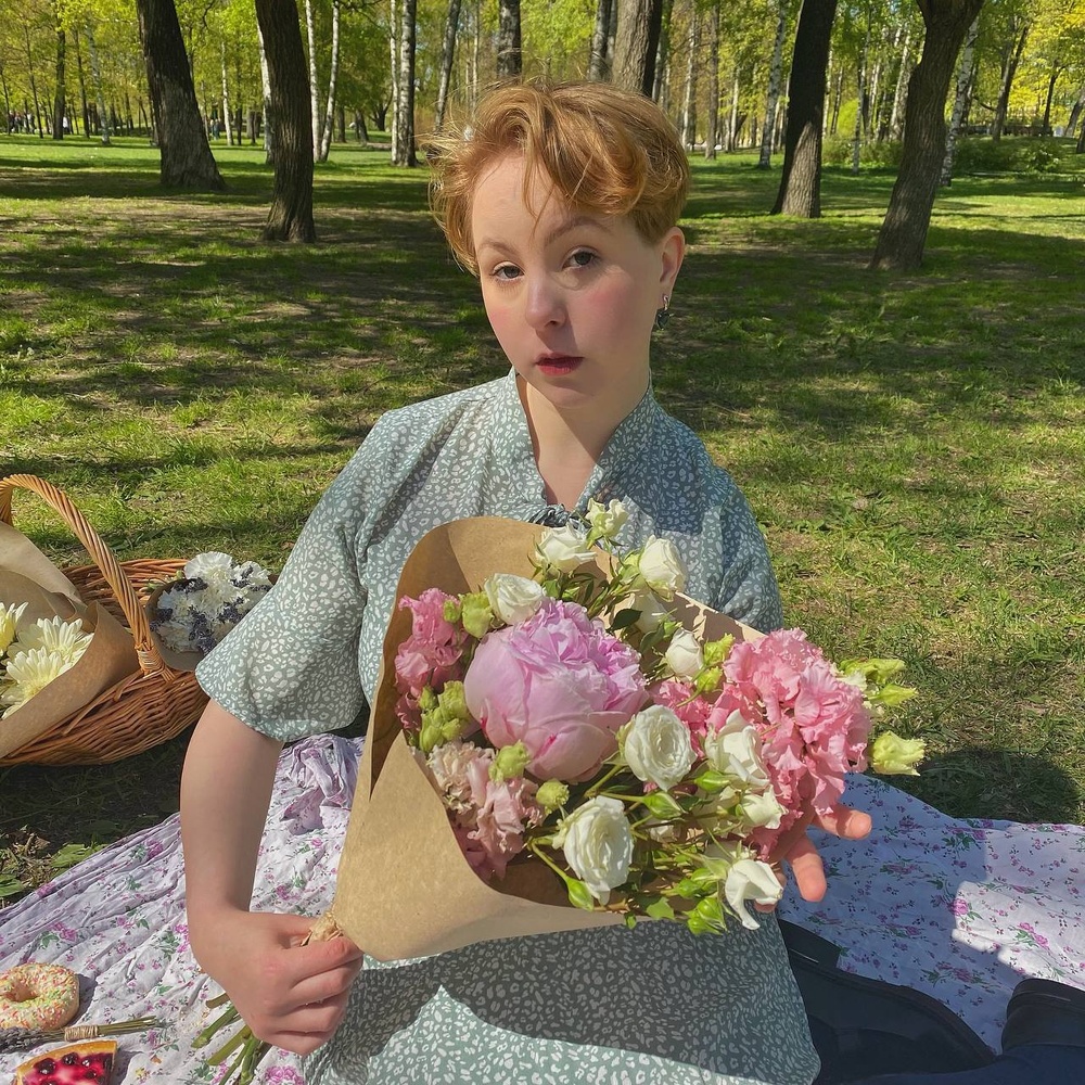 Клубничное мороженое: пышный пион, кружевная эустома и кустовая роза