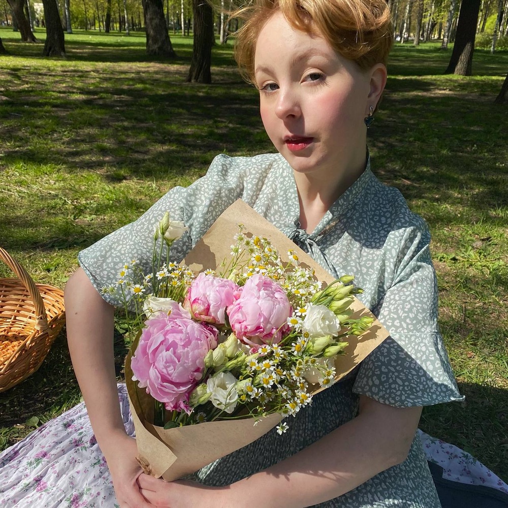 Ромашковый чай в розовом саду: ароматные пионы, пкшистая матрикария и белоснежный лизиантус
