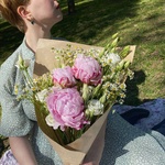 Ромашковый чай в розовом саду: ароматные пионы, пкшистая матрикария и белоснежный лизиантус - Фотография 2