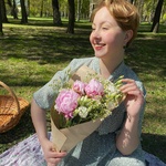 Ромашковый чай в розовом саду: ароматные пионы, пкшистая матрикария и белоснежный лизиантус - Фотография 3