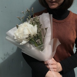 Букет «Нежность: волшебный пион и фактурный лимониум» Букет «Нежность: волшебный пион и фактурный лимониум»
