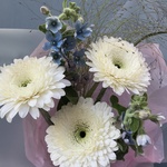 Горный хрусталь: герберы, твидия и паникум с доставкой по СПб - Фотография 2