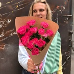 Зайка моя: ярко-розовые кустовые розы с оформлением с доставкой по СПб - Фотография 2