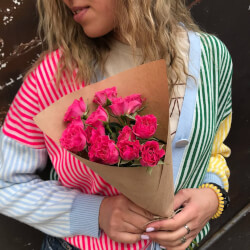 Букет «Зайка моя: ярко-розовые кустовые розы с оформлением» Букет «Зайка моя: ярко-розовые кустовые розы с оформлением»