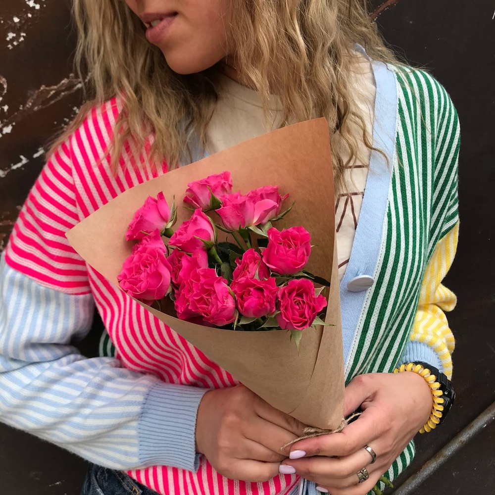 Зайка моя: ярко-розовые кустовые розы с оформлением с доставкой по СПб