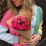 Зайка моя: ярко-розовые кустовые розы с оформлением с доставкой по СПб - Фотография 1