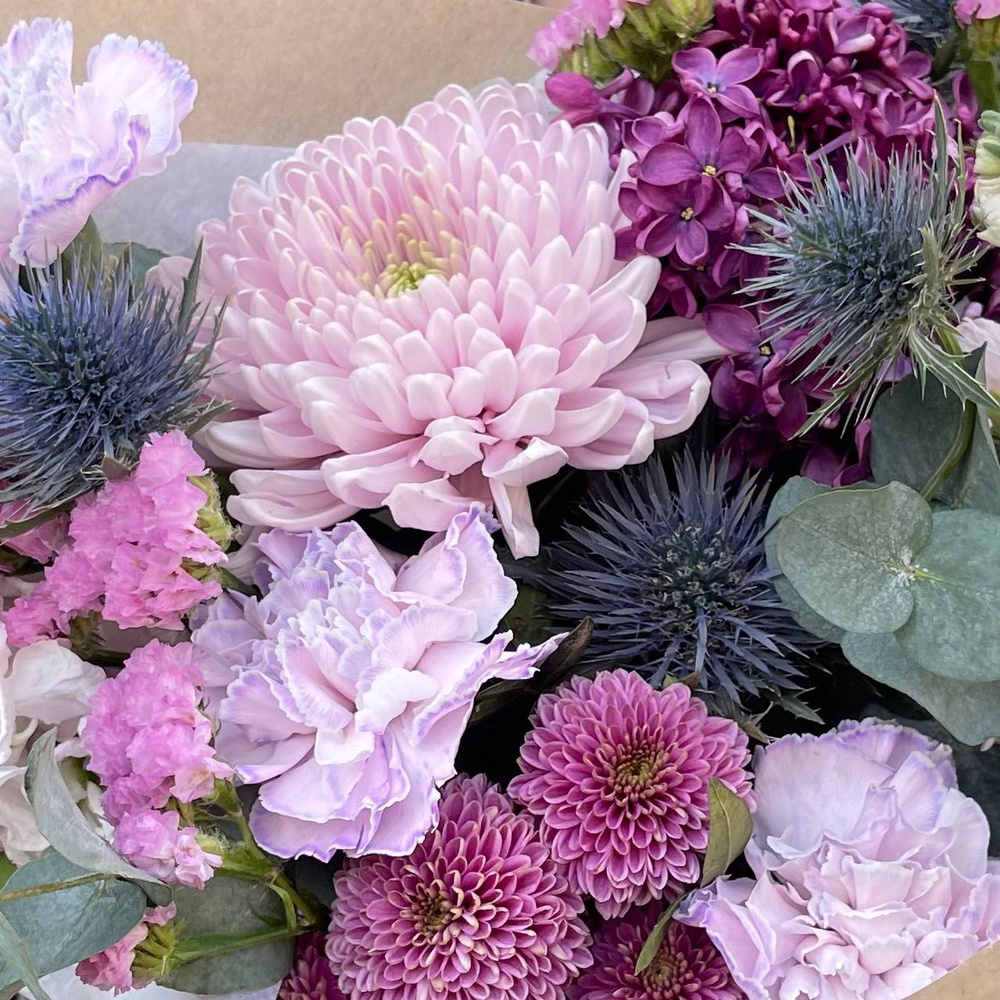 В сиреневую даль: ароматная маттиола, экзотический эрингиум и другие цветы + аквабокс и коробка-переноска